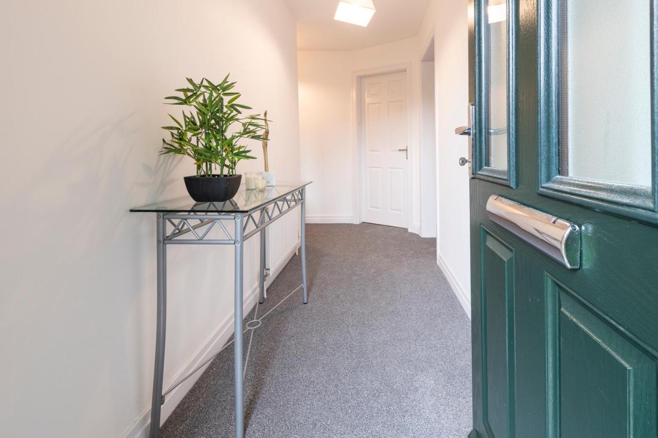 Large 2-Bedroom Bungalow Near Airedale Hospital, Keighley, Convenient Location With Parking Steeton Buitenkant foto